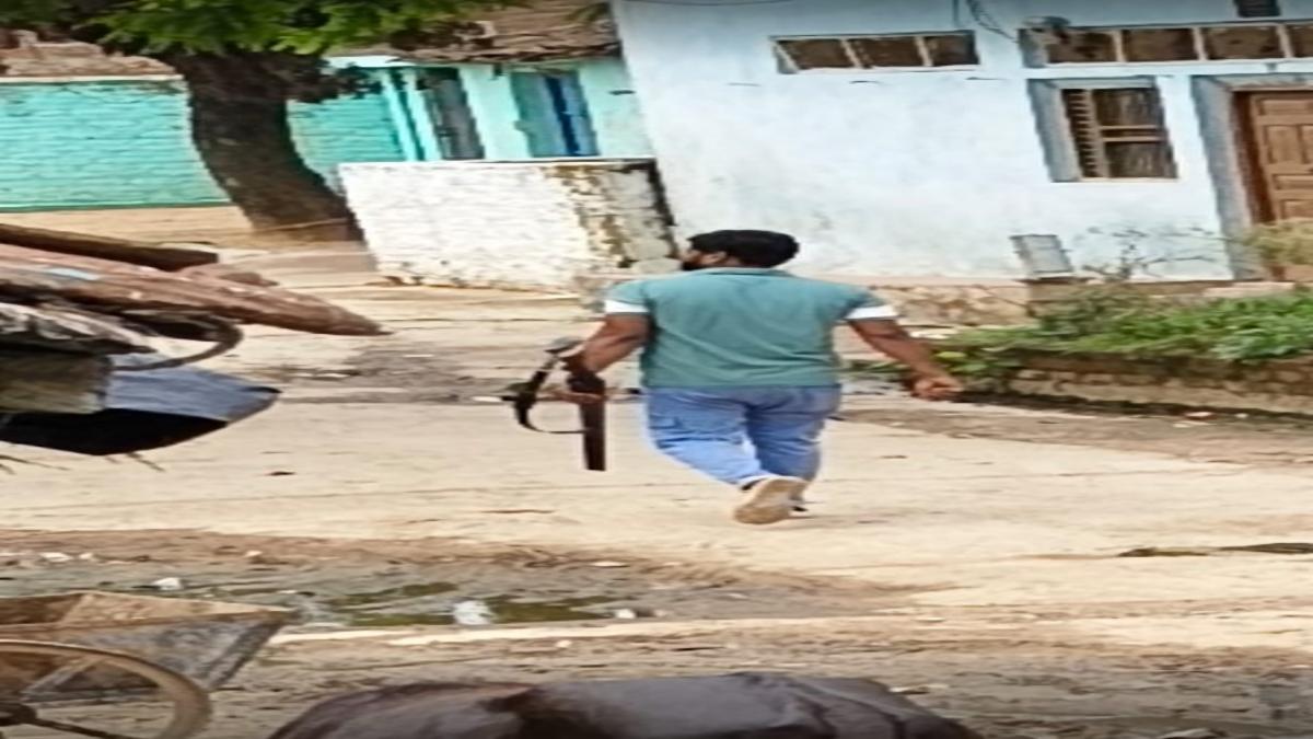 बांदा: बंदूक के साथ फोटो वायरल, युवक पर प्रधान को धमकी देने का आरोप