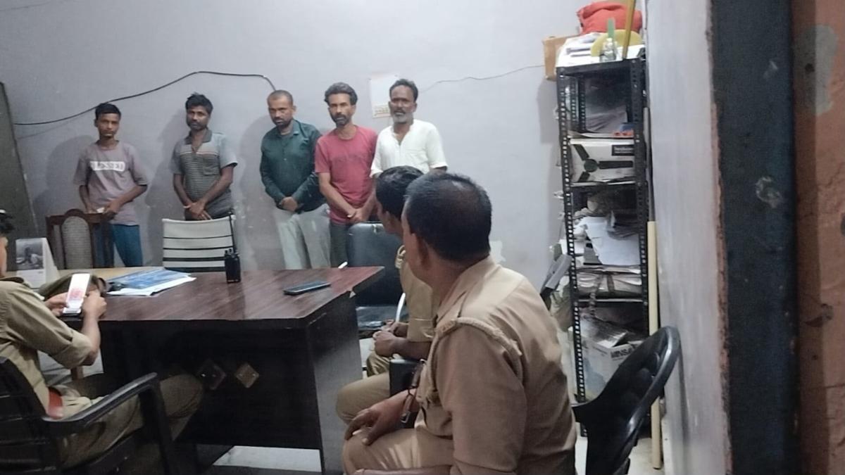 बांदा पुलिस अधीक्षक बताएं 16 जुलाई से कालू कुआं चौकी में 5 लोगों को किसके आदेश पर बैठाया गया है ? - शालिनी सिंह पटेल