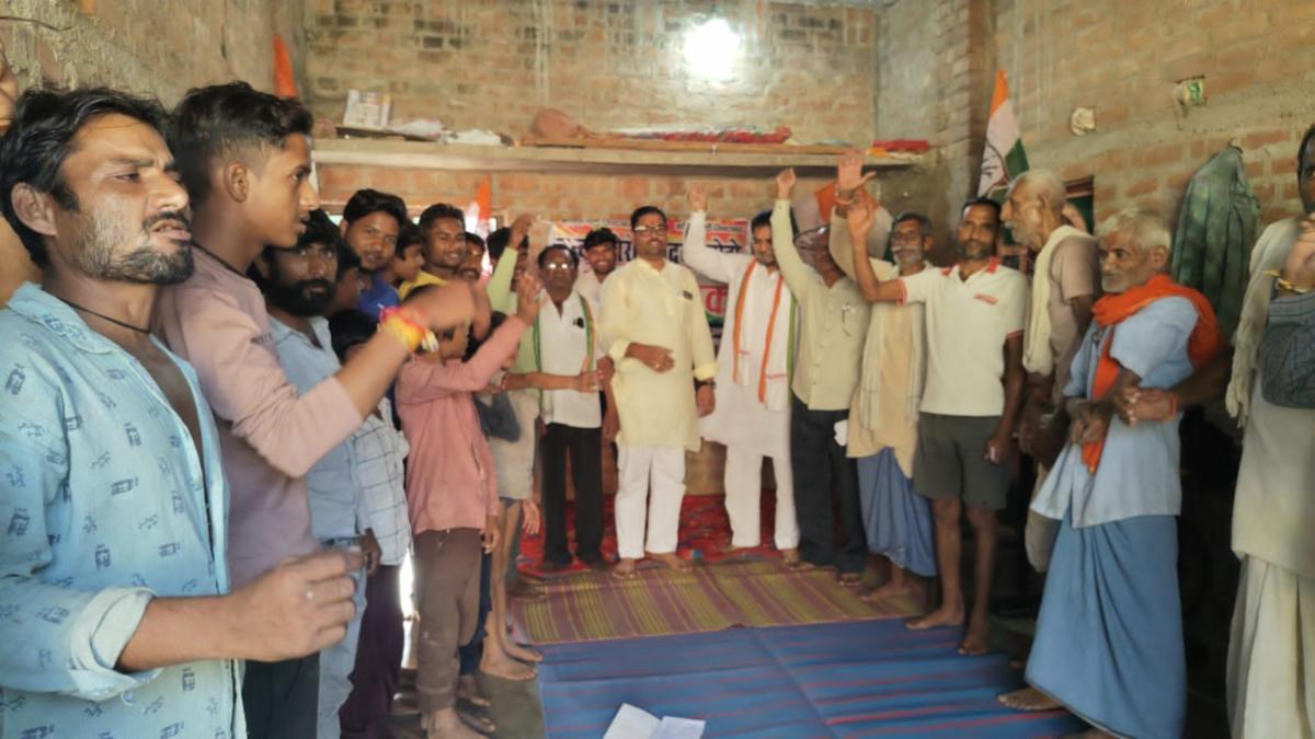 बांदा के गंच्छा में कांग्रेस की ‘चंदा चोरों, गद्दी छोड़ो’ चौपाल