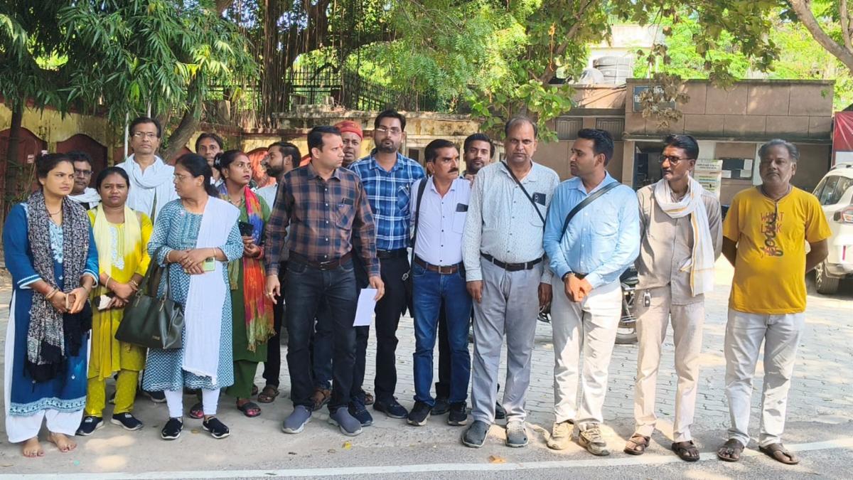 बांदा में पत्रकारों का विरोध, सीओ नरैनी की जांच व निलंबन की मांग