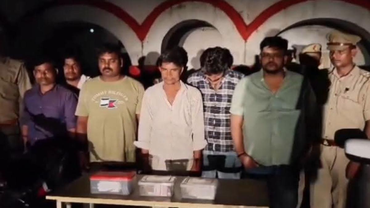 नरैनी में जुए की महफिल पर छापा, 11 गिरफ्तार, 1.31 लाख नकद बरामद
