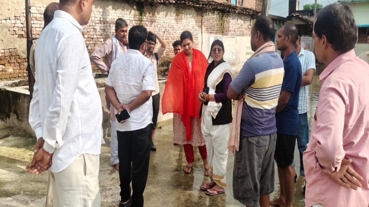 बबेरू में बाढ़ पीड़ितों से मिलीं जेडीयू नेत्री शालिनी सिंह पटेल, राहत का दिया आश्वासन