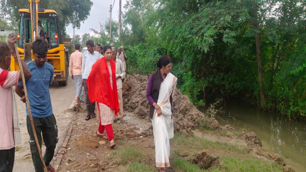 बबेरू में बाढ़ पीड़ितों से मिलीं जेडीयू नेत्री शालिनी सिंह पटेल, राहत का दिया आश्वासन