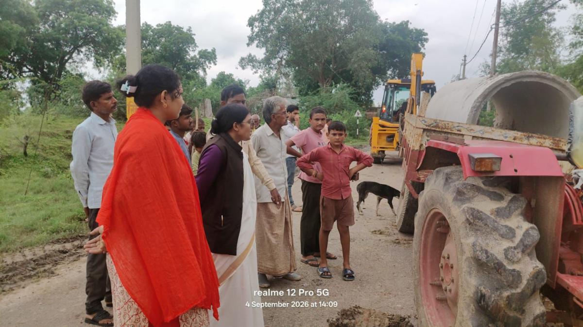 बबेरू में बाढ़ पीड़ितों से मिलीं जेडीयू नेत्री शालिनी सिंह पटेल, राहत का दिया आश्वासन